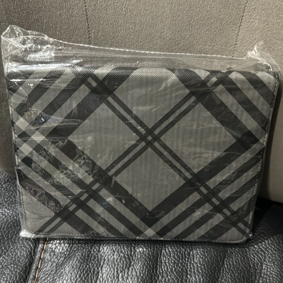 iPad 2 Second Generation Case - Picture 2 of 6